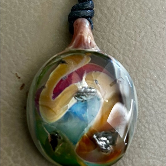 Blown glass pendant on black cord - Picture 2 of 3